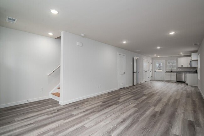 Building Photo - Luxury 3BR Townhome in Hickory – First Mon...