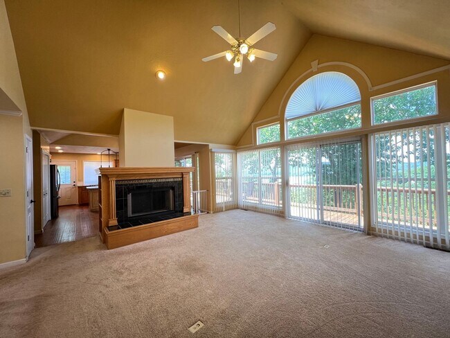Building Photo - Beautiful Lake House