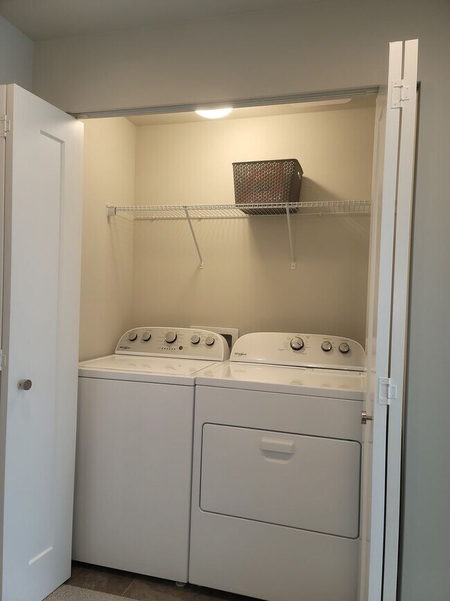 Building Photo - Stunning Tri Level 3/2.5 Townhome in the G...