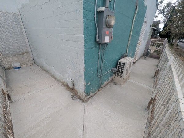 Building Photo - 2250 E 103rd St