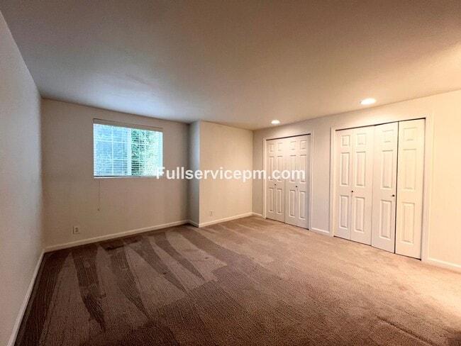Building Photo - Stylish and Updated Newport Crest Condo