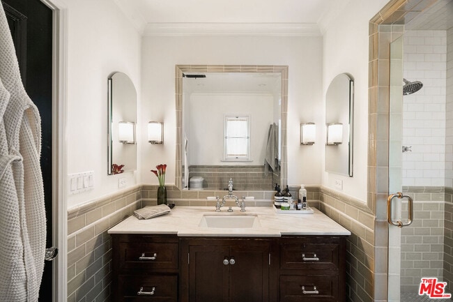 Building Photo - 1632 N Orange Grove Ave