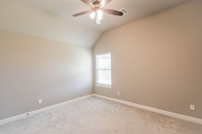 Building Photo - Prime Location! New build, 4 bed/ 2 bath!