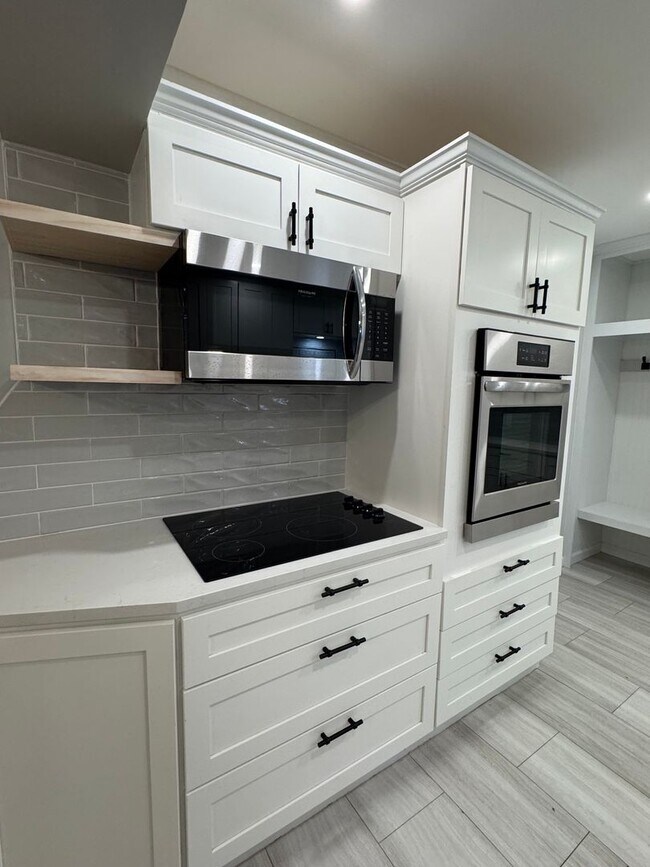 Building Photo - Beautifully Renovated 3 Bedrom