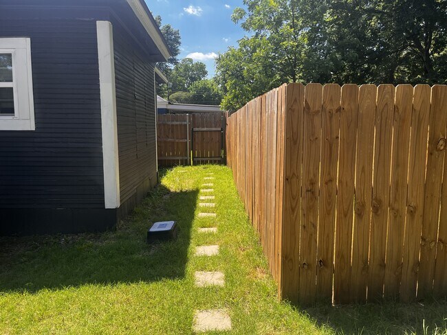 Building Photo - 112 Yates St