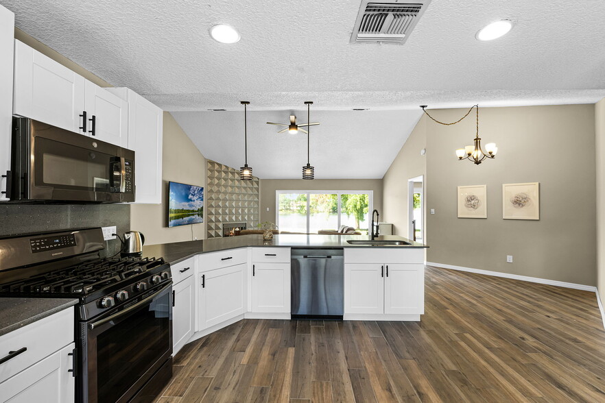 Building Photo - 485 Lakeshore Dr