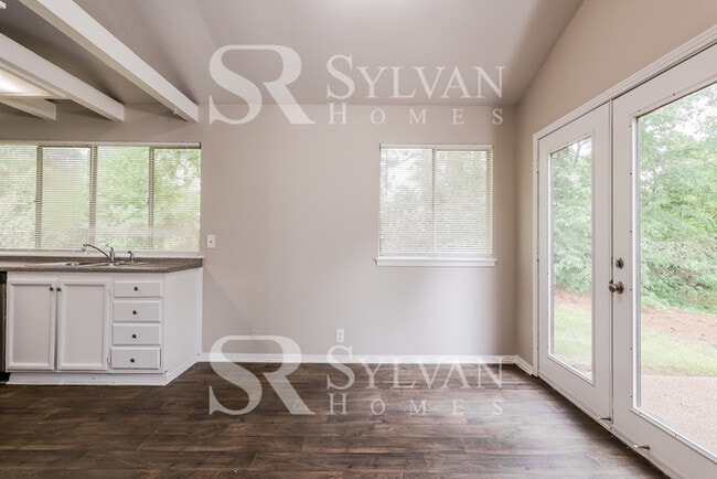 Building Photo - Discover Spacious Comfort & Fun