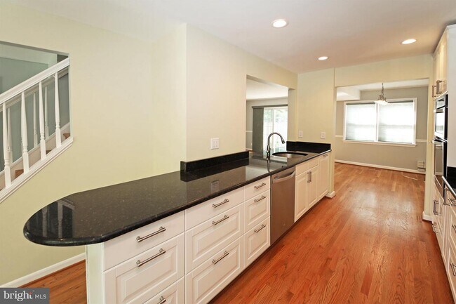 Building Photo - 1810 Golf View Ct