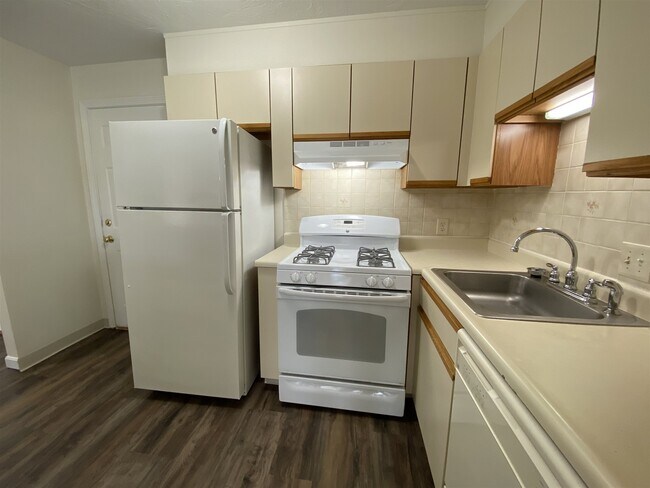 Building Photo - 385 Huse Rd