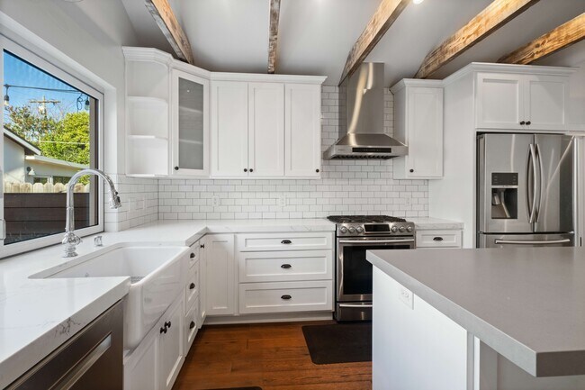 Building Photo - 2813 Military Ave