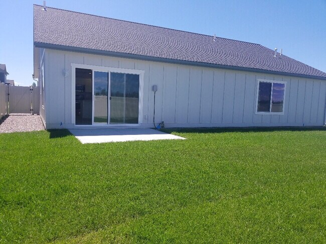 Building Photo - Newer house on corner lot of great neighbo...