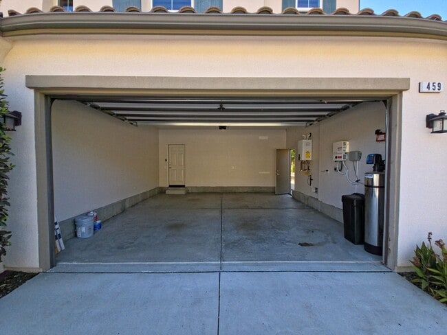 Building Photo - MOVE-IN READY 5+4 in Simi w/mountain views...