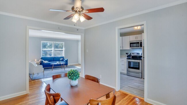 Building Photo - Beautifully renovated Move-in Ready 2bed 1...
