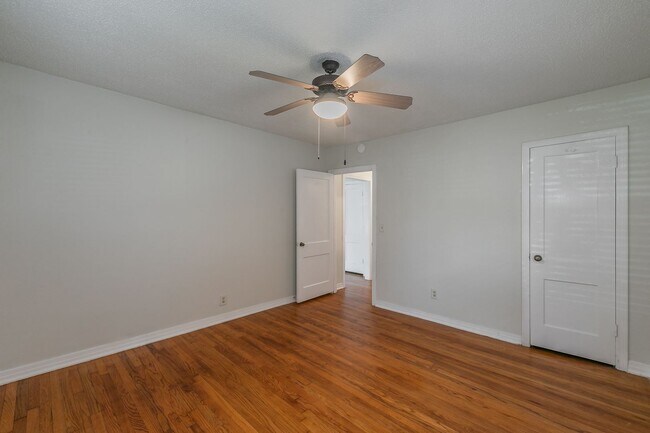 Building Photo - UPDATED 2 bedroom, 1 bathroom with 1 garage space