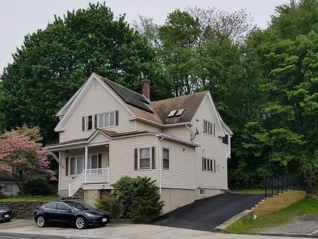 Building Photo - 586 Franklin St