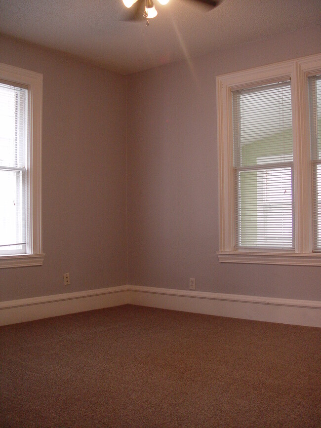 Bedroom - 725 University Ave NE