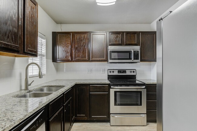 Building Photo - Two Story, 2 Bed / 1.5 Bath Duplex with Mo...