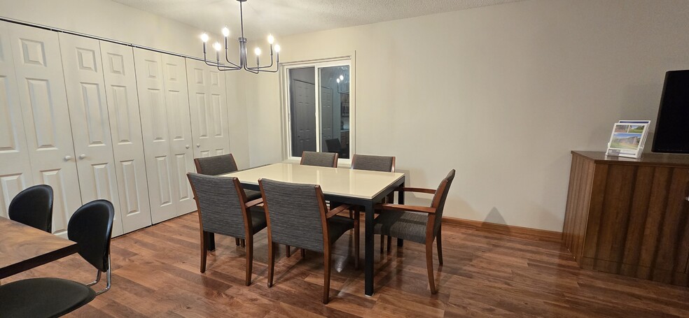 Building Photo - 720 W Village Rd