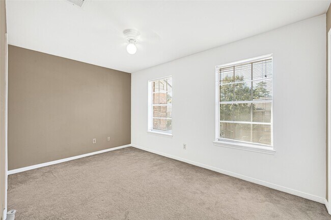 Building Photo - 2030 Plantation Dr