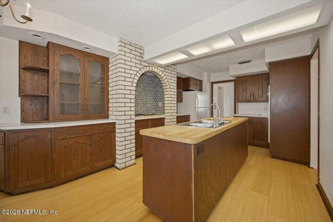 Building Photo - 2214 Larry Dr