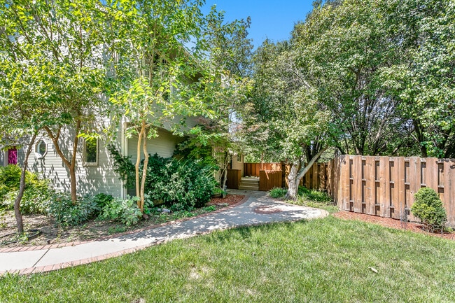 Building Photo - 2226 S Linden Ct