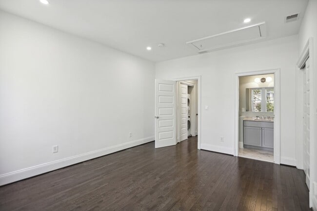Building Photo - Available Now! // 3 Bedroom 2.5 Bathroom T...