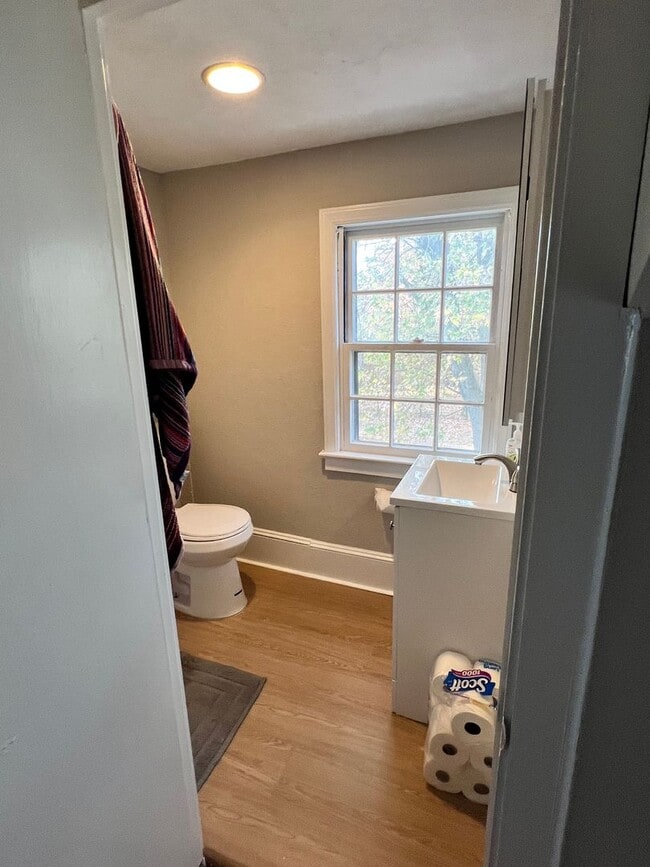 Building Photo - Pennington Rd, Ewing, NJ – 6BR / 2BA. Large single-family home near TCNJ with spacious driveway