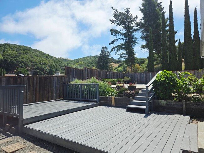 Building Photo - Tri-level Single Family Home