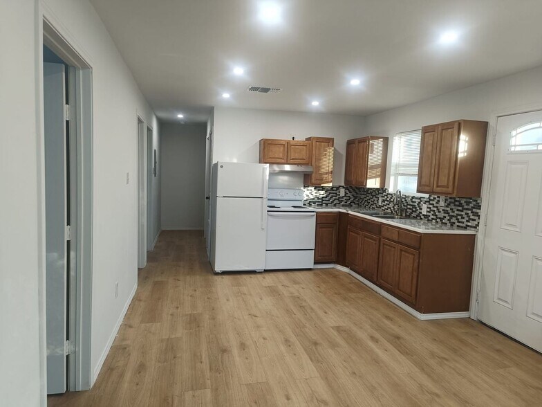 Building Photo - 509 S San Felipe Ave