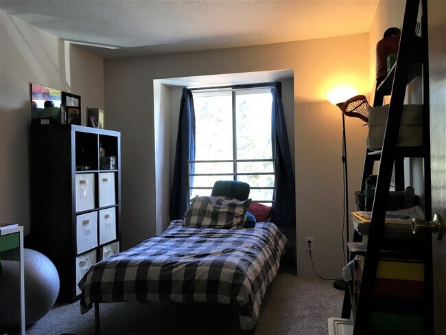 Building Photo - ***$1,000 Off First Month's Rent*** Charming Split Level in NE Bend - HUGE Yard!