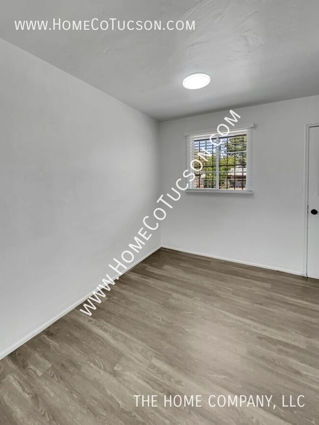 Building Photo - 2602 E Keswick Cir