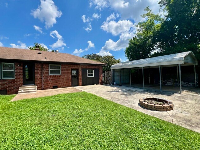 Building Photo - 3BR 1.5BA, All Brick Ranch Home *Fenced Backyard*