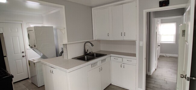 Building Photo - North Long Beach Private Back House