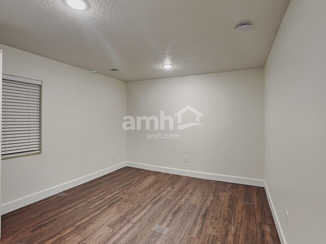 Building Photo - 4370 N Poplar St