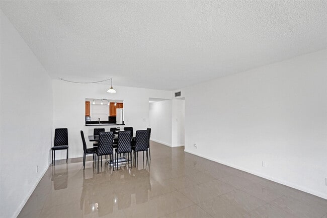 Building Photo - 5140 SW 40th Ave