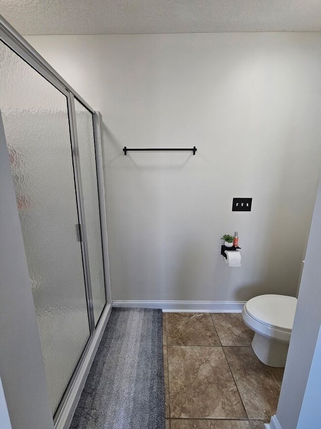 Building Photo - Spacious 5-Bedroom, 3-Bathroom Home for Re...