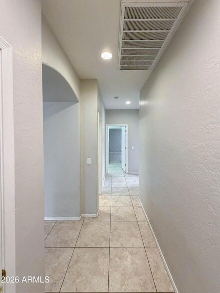 Building Photo - 203 W Cedar Dr