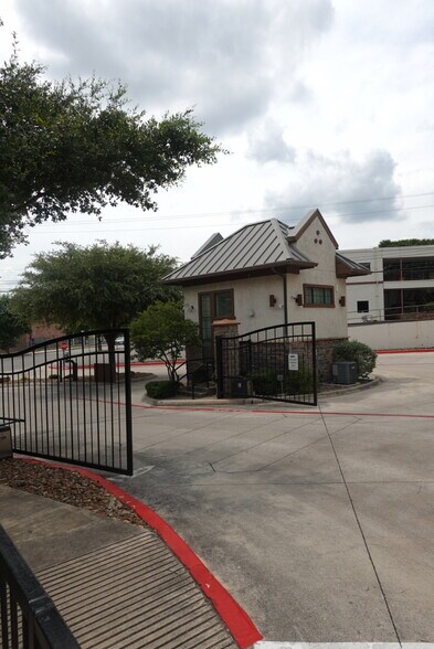 Building Photo - 7342 Oak Manor Dr