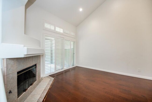 Building Photo - Anaheim Hills Beauty