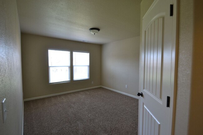 Building Photo - Available Now! 3 Bedroom 2.5 Bathroom Town...