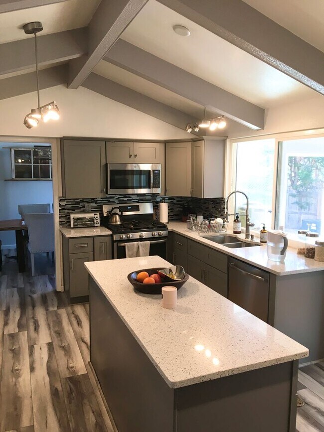 Building Photo - Beautiful & Spacious Home in Quiet Gunbarrel Neighborhood