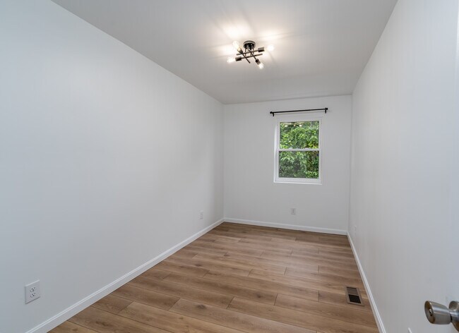 Building Photo - 5120 Queensberry Ave