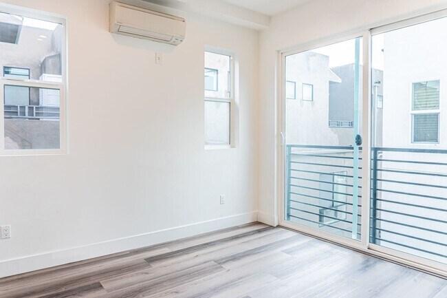 Building Photo - Beautiful Spacious Modern 3 Bedroom Townhome Available Now! - ONE MONTH FREE