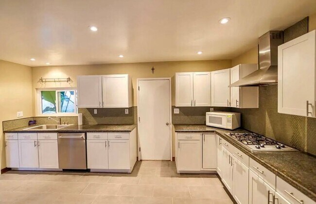 Building Photo - Stunning 3 Bedroom 2 Bathroom Home in La Mesa!