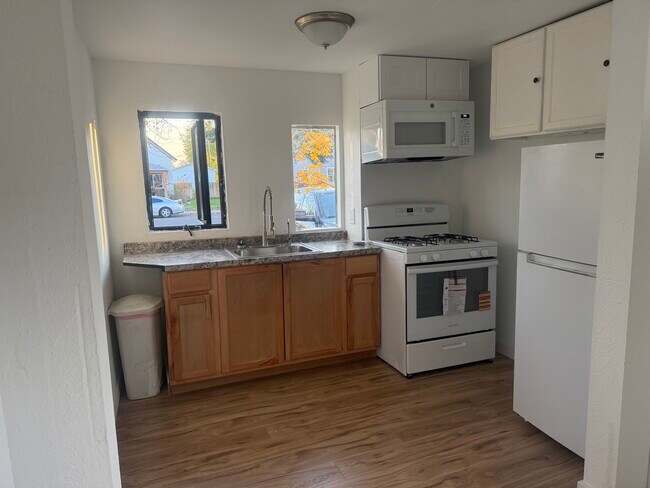 Building Photo - 29 E 2nd Ave