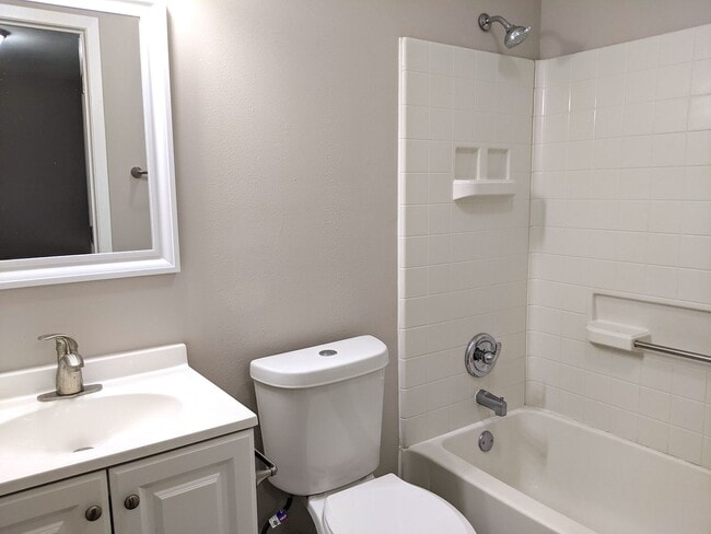 Building Photo - August 2026 Move In! Remodeled 3 Bed, 2 Ba...