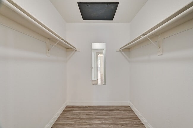 Building Photo - Great 2 bedroom 2 bathroom upstairs condo!