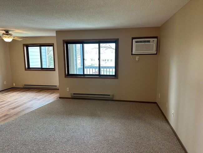 Building Photo - Awesome 2 BR/1 BA Condo in a Great St. Paul Neighborhood!