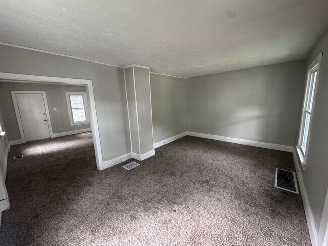 Building Photo - Charming 3-Bedroom Property in Prime Location