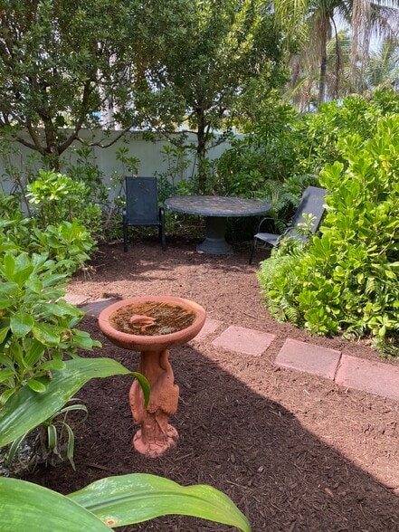 Tropical Seating/Eating Area - 1529 Arthur St